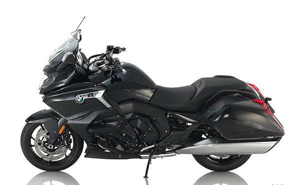 BMW K 1600 B left-side view – luxury touring bagger.